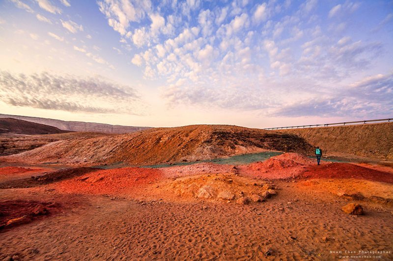 Выглядит как пейзажи Перу или Китая. Это цветной песок в пустыне Негев