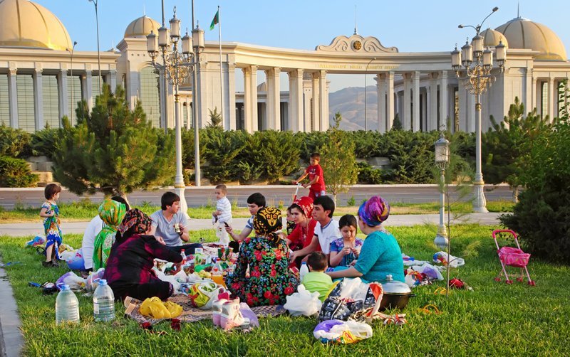 Молодежь Туркмении не выпускают из страны