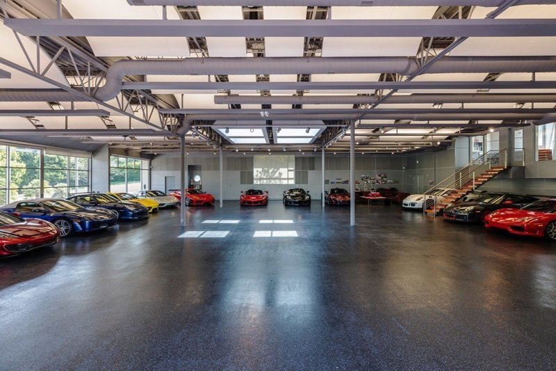 Машинки куда-то надо ставить. Автомобильный музей в Малибу с прилегающей территорией в 7000 футов и прилегающей с видом на гараж квартирой в 800 футов. $10,000,000