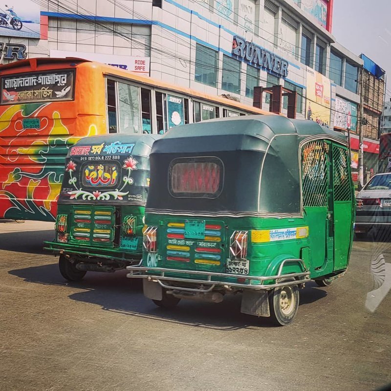 Одни только водителей рикша-такси в Дакке насчитывается не меньше 400 тысяч