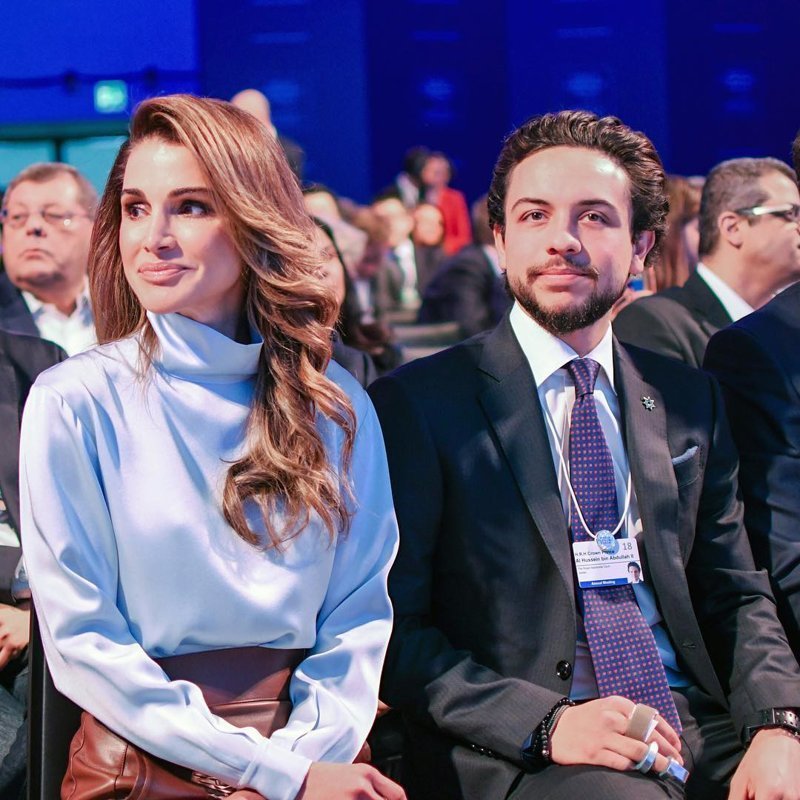 У его гламурной матери, королевы Иордании Рании, еще больше подписчиков в Instagram* — 4,3 миллиона. Здесь они во время Всемирного экономического форума в Давосе