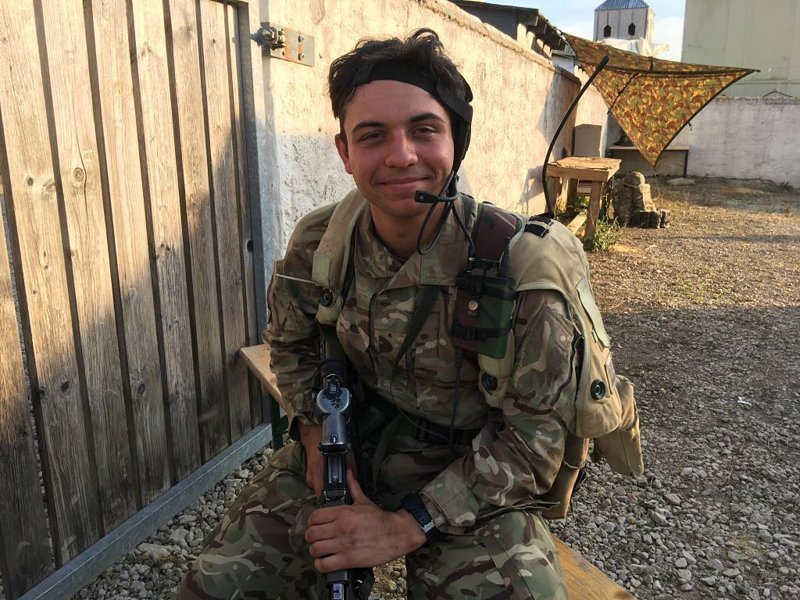 Хусейн — второй лейтенант вооруженных сил Иордании. Недавно он окончил престижную британскую Королевскую военную академию в Сандхерсте