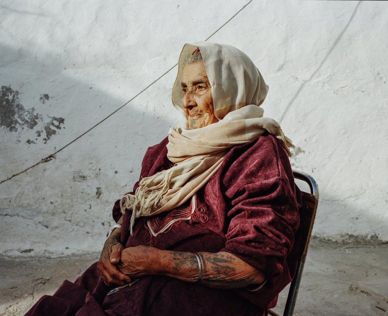 Фотограф сняла татуировки бабушек Востока. И они всё ещё выглядят круто — даже на лице!