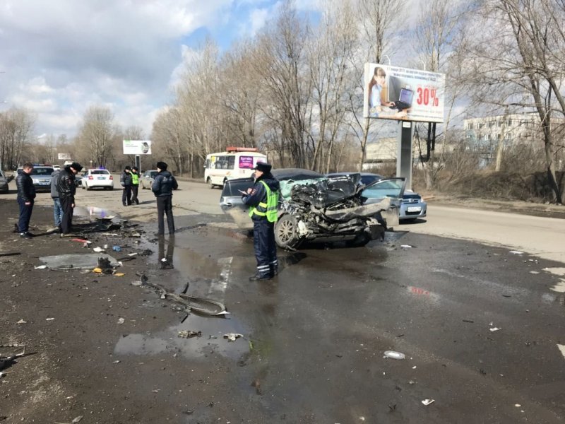 Авария дня. В Новокузнецке кроссовер лоб в лоб столкнулся с автобусом