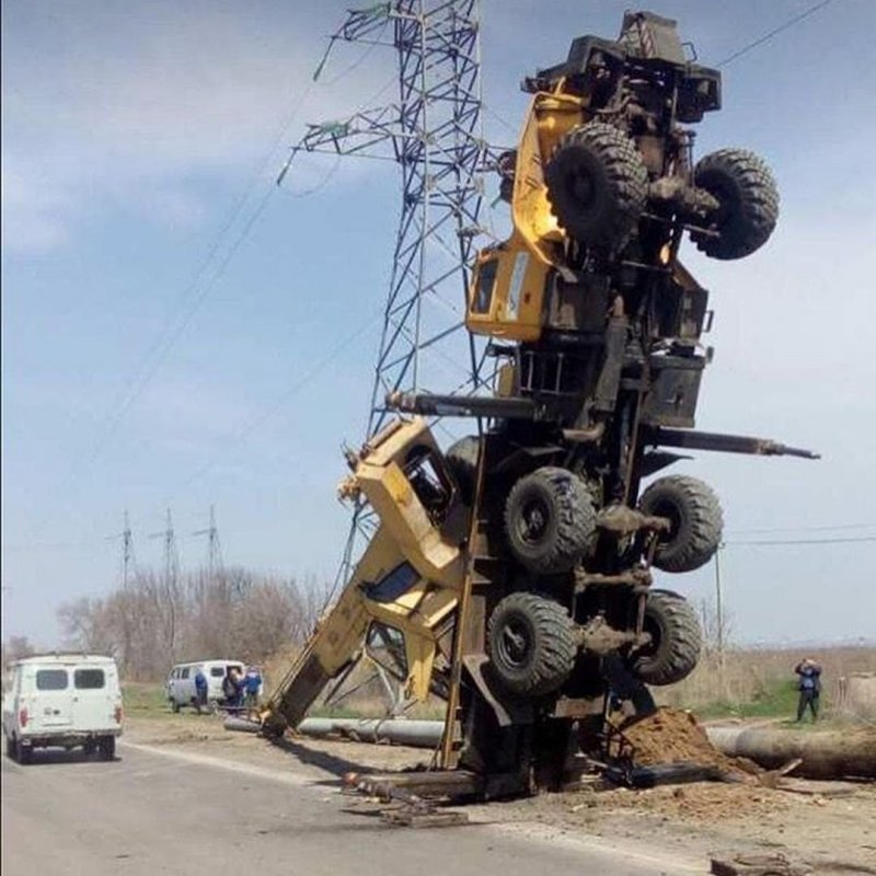 В Ростовской области автокран встал на дыбы, при попытке поднять столб опоры ЛЭП