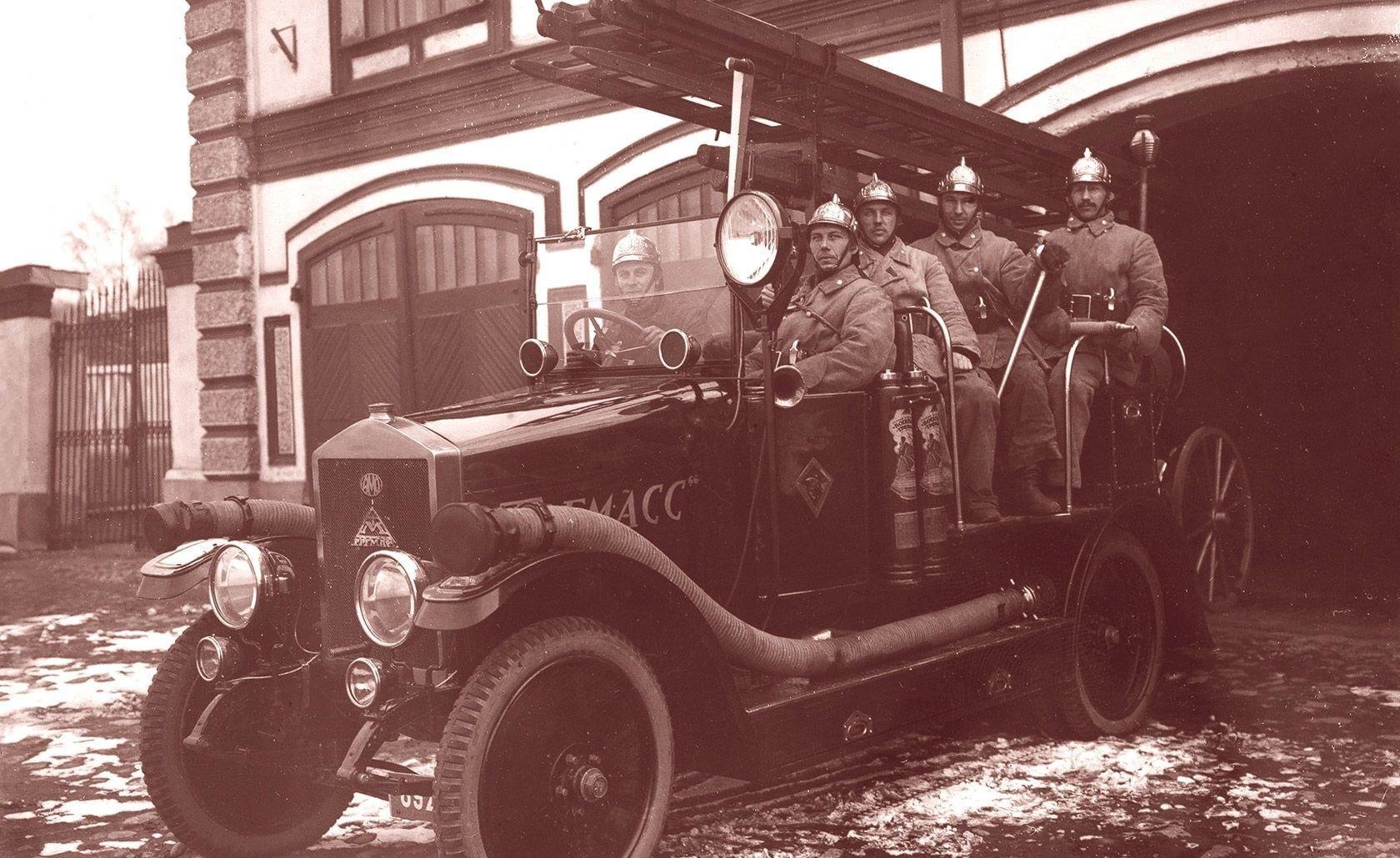 Первые пожарные в санкт петербурге. Пожарная охрана 1918. Пожарные автомобили в годы войны. Пожарная машина 1930. Старый пожарный.