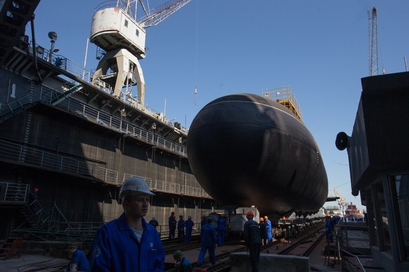 Спуск дизель-электрической подводной лодки «Колпино» проекта 636 «Варшавянка» на «Адмиралтейских верфях» в Санкт-Петербурге. Фото: РИА Новости