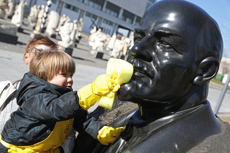 Ребенок ближе знакомится с Лениным