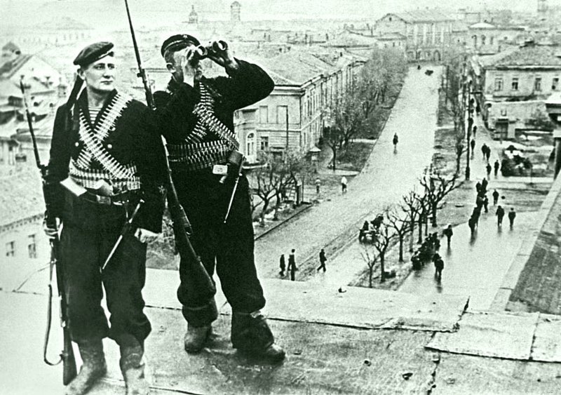 Советские морские пехотинцы в Керчи. Весна 1944 года.