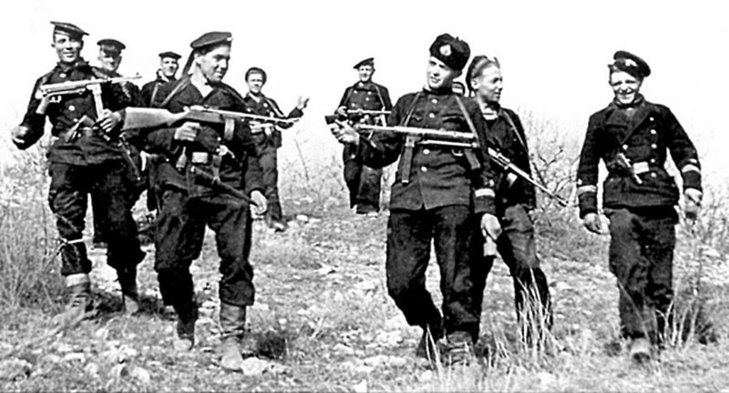 Группа разведчиков 7-й бригады морской пехоты возвращается с задания. Крым, апрель 1942 года.