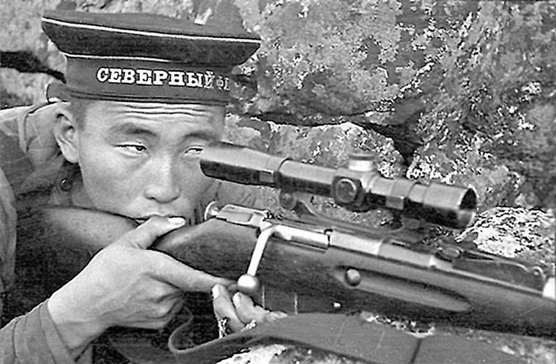 Радна Аюшеев, снайпер 63-й БРМП. Фото сделано во время Петсамо-Киркенесской операции. Только во время этой операции Радна Аюшеев уничтожил 25 гитлеровцев. Пропал без вести.