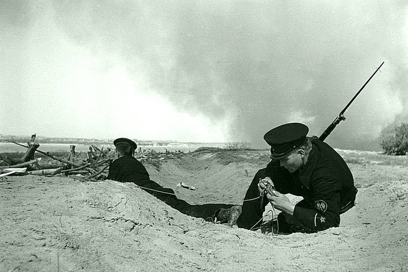 Связист морской пехоты  в Сталинграде.