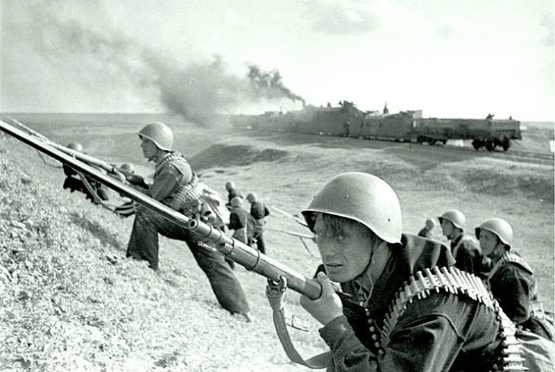 Бронепоезд Азовской флотилии «За Родину» с 76-мм универсальными морскими пушками. Северо-Кавказский фронт, август 1942-го.