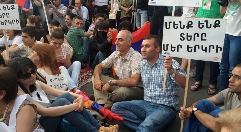 Почему Армения "отвергает Сержа": причины и хроника протестов
