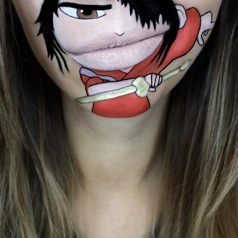 Девушка с помощью макияжа превращает свои губы в мультяшных героев