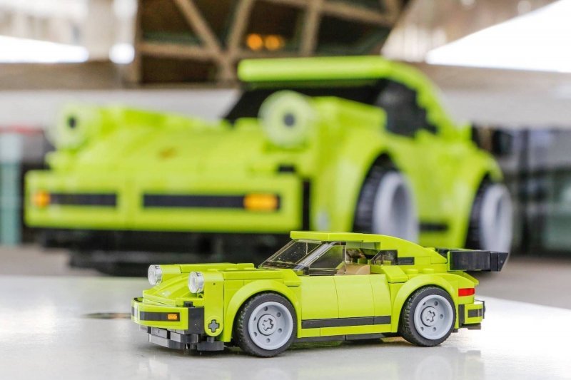 Полноразмерный Porsche 911 Turbo из огромных кубиков Lego