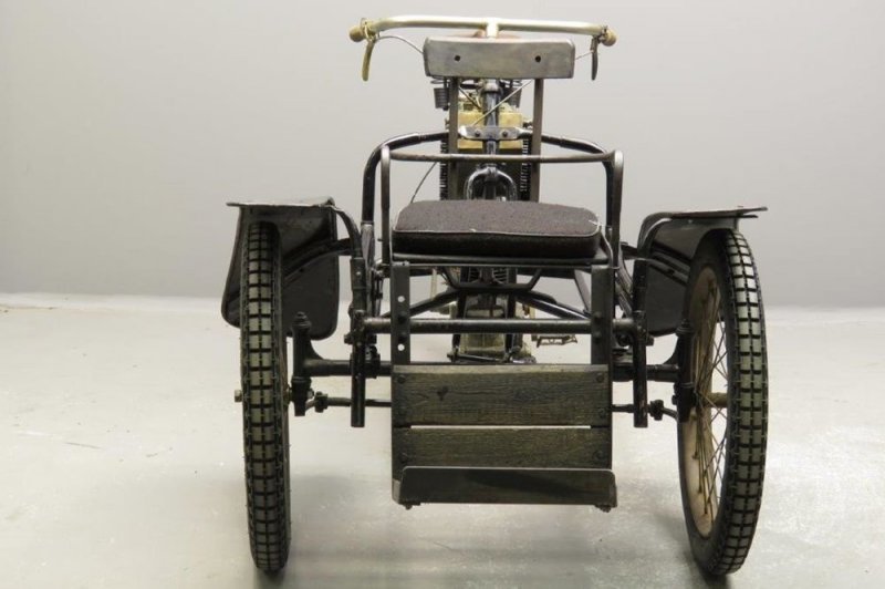 На фото представлен Bruneau Tri-promeneur 1907 с 326-кубовым мотором мощностью 2.75 л.с.