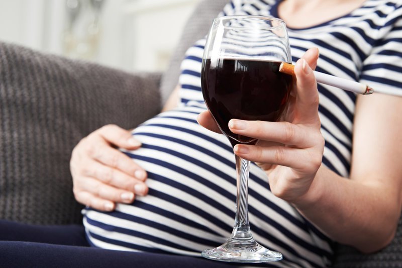Беременных предложили наказывать за алкоголь и курение