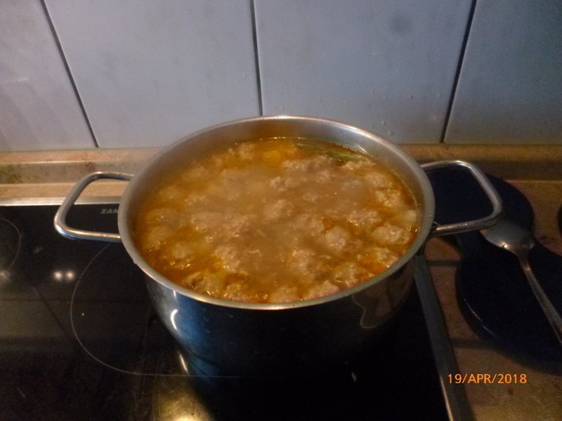 кстати, суп с гречкой и фрикадельками готов.