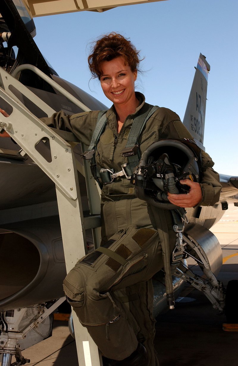 Современные девушки пилоты. Минди Хендрикс  F-16