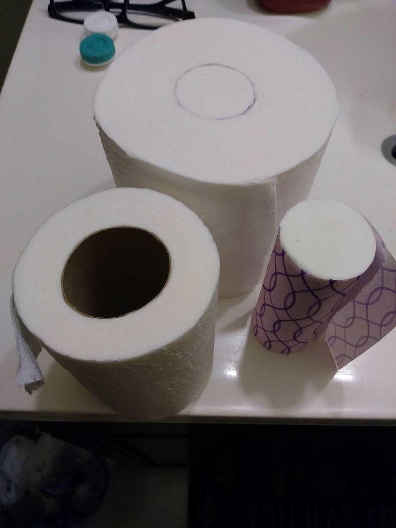 11. Этот рулон туалетной бумаги имеет запасной мини-рулон в отверстии