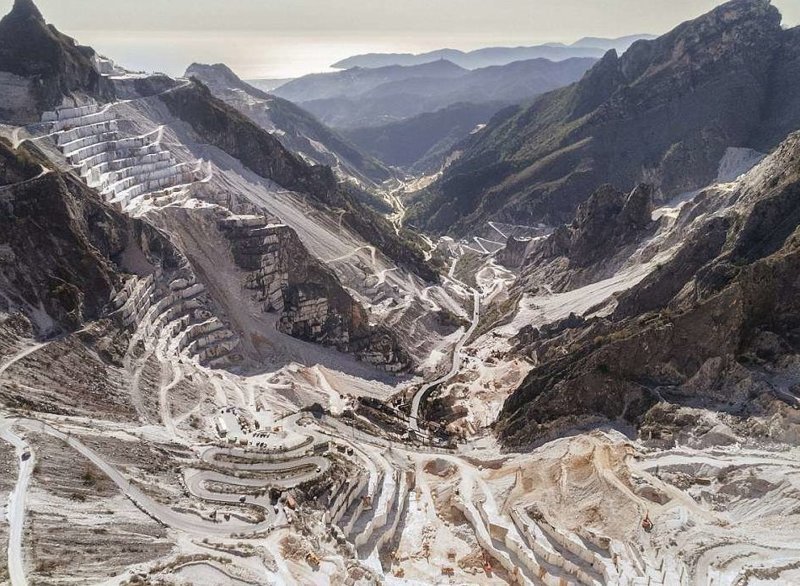 Вид на мраморную долину Торано в Апуанских Альпах, Италия, Лука Локателли 