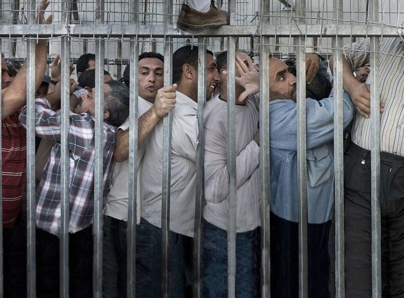 Каждый день тысячи палестинских рабочих проводят от двух до четырех часов в давке на контрольно-пропускном пункте, открывающим им дорогу в Иерусалим, фотография Эдуардо Кастальдо  