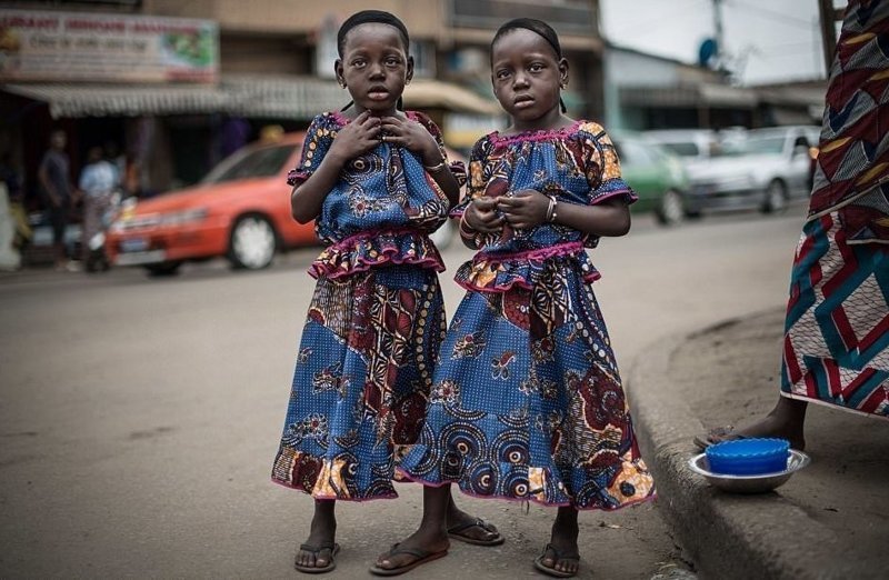 4-летние девочки на одной из улиц Абиджана, Кот-д’Ивуар, фотография Ануш Бабаджанян