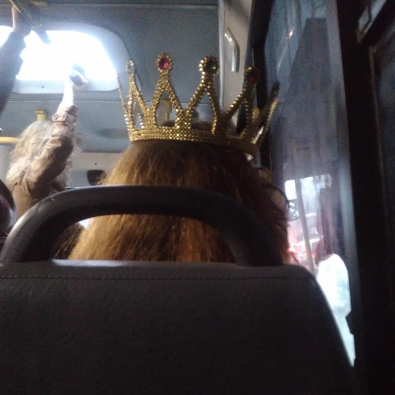 16. Тот самый момент, когда едешь в автобусе с настоящей принцессой
