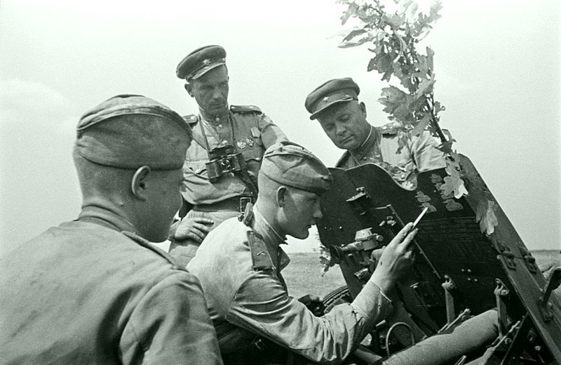 Советские офицеры-артиллеристы проводят практическое занятие с расчетом 45-мм противотанковой пушки образца 1937 года (53-К). Автор: Семен Фридлянд. 