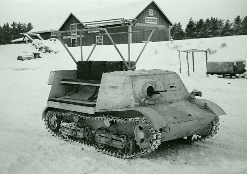 Захваченный финнами трофейный советский гусеничный бронированный артиллерийский тягач А-20 «Комсомолец» после проведенного ремонта. Место съемки: Финляндия. 