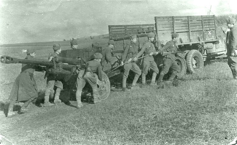 Советские артиллеристы подцепляют 76-мм пушку ЗиС-3 к грузовику «Студебеккер» в Венгрии. Время съемки: 1944. 