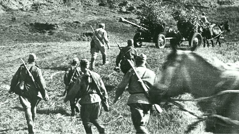 Советские артиллеристы с 76-мм пушками ЗиС-3 спешат на помощь пехоте.  Автор: Даниил Онохин.