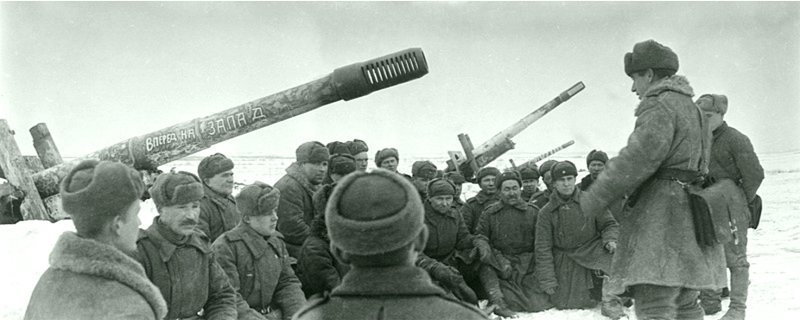 Советский офицер беседует с солдатами артиллерийской батареи орудий МЛ-20.