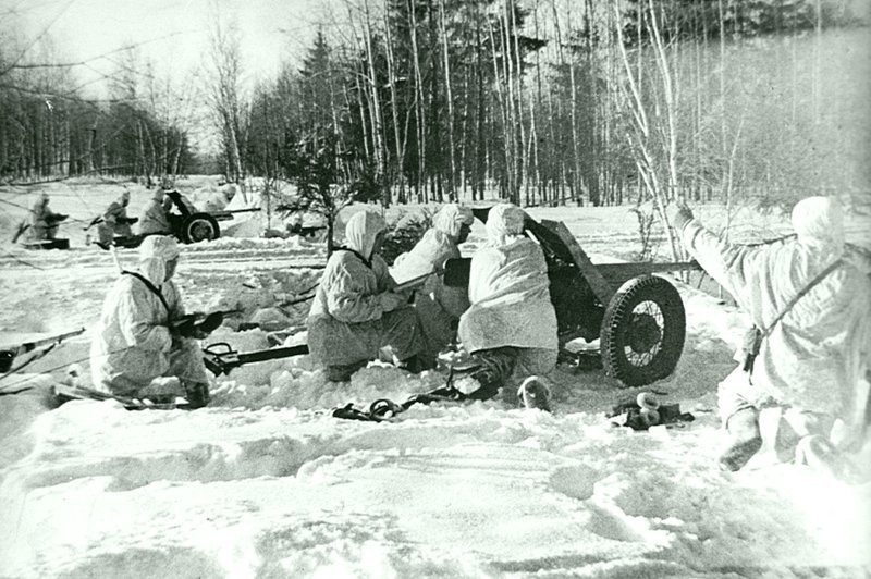 Советские артиллеристы с 45-мм противотанковыми пушками 53-К готовятся открыть огонь по противнику на лесной дороге в битве под Москвой. Время съемки: 07.01.1942 
