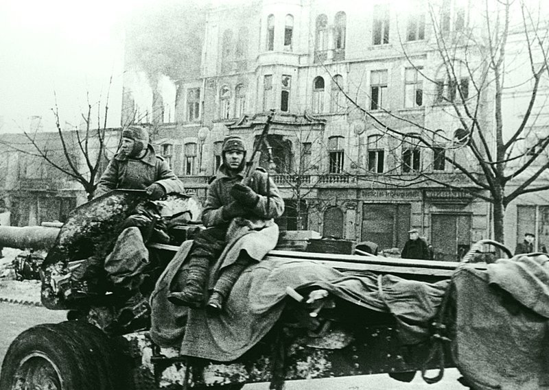 Советские артиллеристы едут на буксируемой 152-мм гаубице обр. 1938 (М-10) в польском городе Ченстохова (Częstochowa).  Место съемки: Ченстохова, Польша.  Время съемки: февраль 1945  
