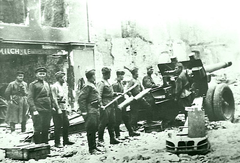 Расчет советского 152-мм орудия готовит пушку-гаубицу МЛ-20 к выстрелу на улице Берлина. Место съемки: Германия.  Время съемки: апрель 1945   