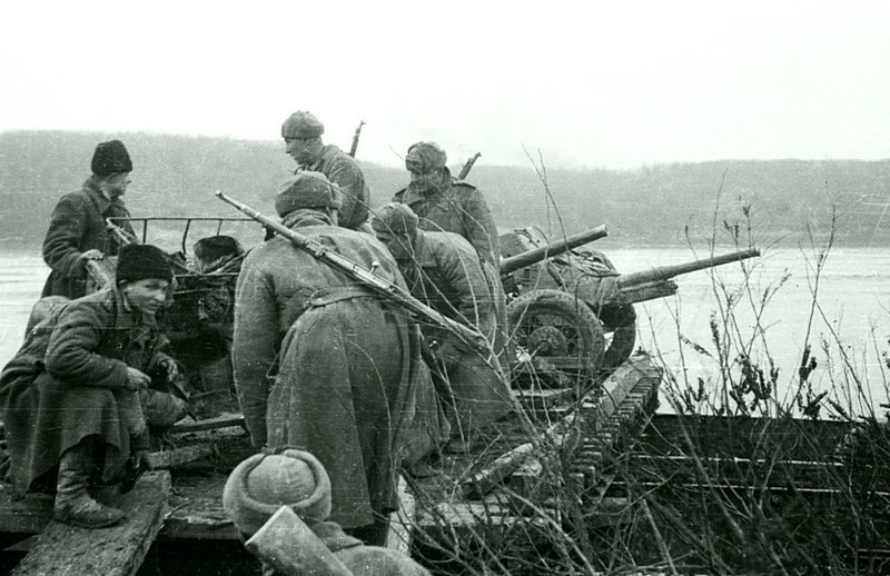 Советские артиллеристы переправляются через Дунай. На плоту стоят 45-мм противотанковые пушки.