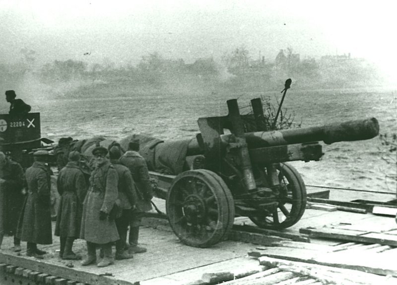 Советские артиллеристы форсируют Днепр на Львовском направлении под прикрытием дымовой завесы. На понтоне 152-мм гаубица-пушка образца 1937 года (МЛ-20). Время съемки: 1944. Автор: Петр Сотников.  