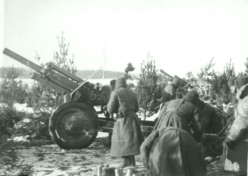 Советская артиллерийская подготовка в районе Калинина. Огонь ведут 122-мм гаубицы М-30.