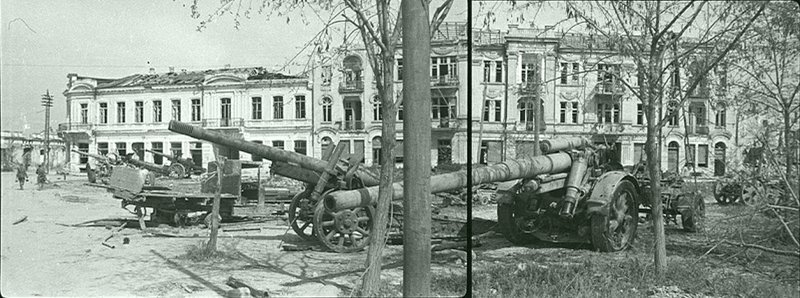 Советские и немецкие артиллерийские орудия в районе Артиллерийской бухты в освобожденном Севастополе. В центре снимка — советская 152-мм пушка-гаубица МЛ-20, справа - немецкая 150-мм пушка 15 cm K 18. 