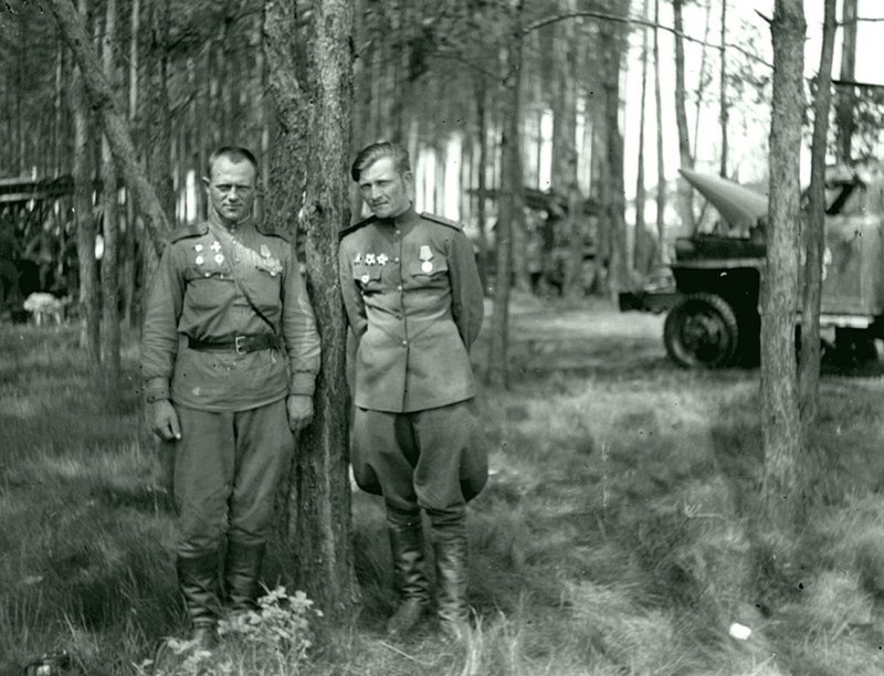 Групповой портрет военнослужащих-артиллеристов (офицер и старший сержант) советского подразделения боевых машин БМ-13 «Катюша». 