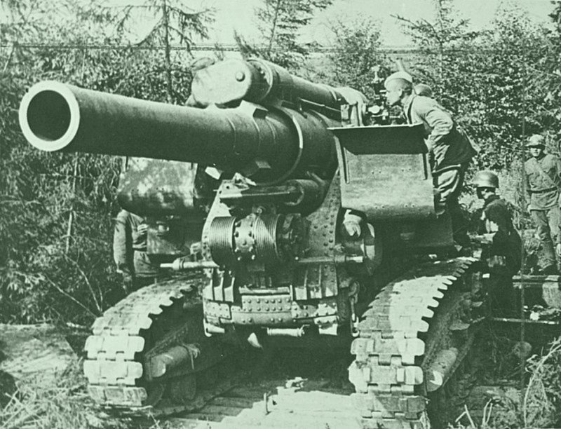 Советские артиллеристы готовят к выстрелу 203-мм гаубицу Б-4.