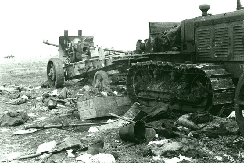 Погибшие советские артиллеристы и 152-мм гаубица-пушка МЛ-20, которую буксировал трактор С-65.