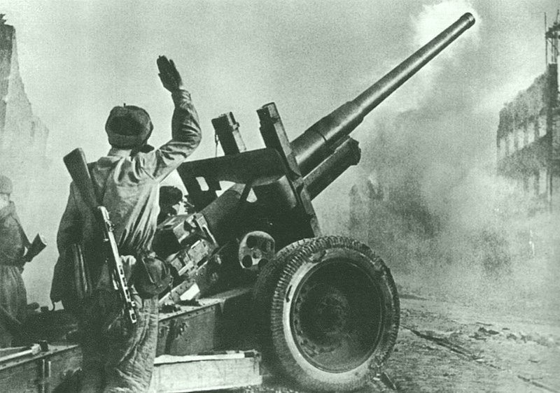 Советские артиллеристы ведут огонь из 122-мм гаубицы А-19 на улице Данцига.  Место съемки: Данциг, Западная Пруссия, Германия. Время съемки: март 1945.  Автор: Аркадий Шайхет