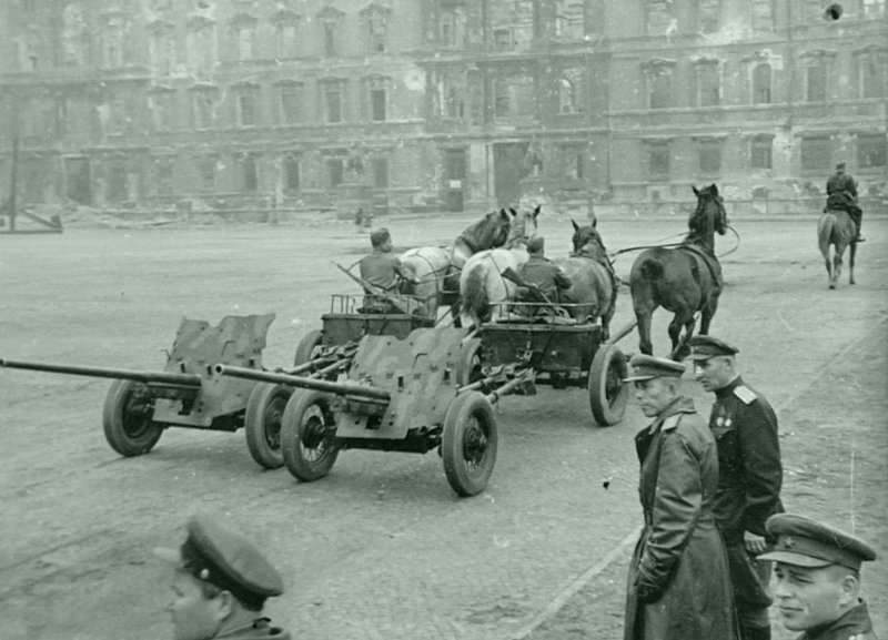 Артиллеристы советской 5-й ударной армии на параде в парке Люсгартен в Берлине.