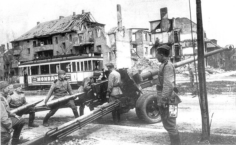 Советская 100-мм пушка БС-3 ведет огонь в Берлине. 