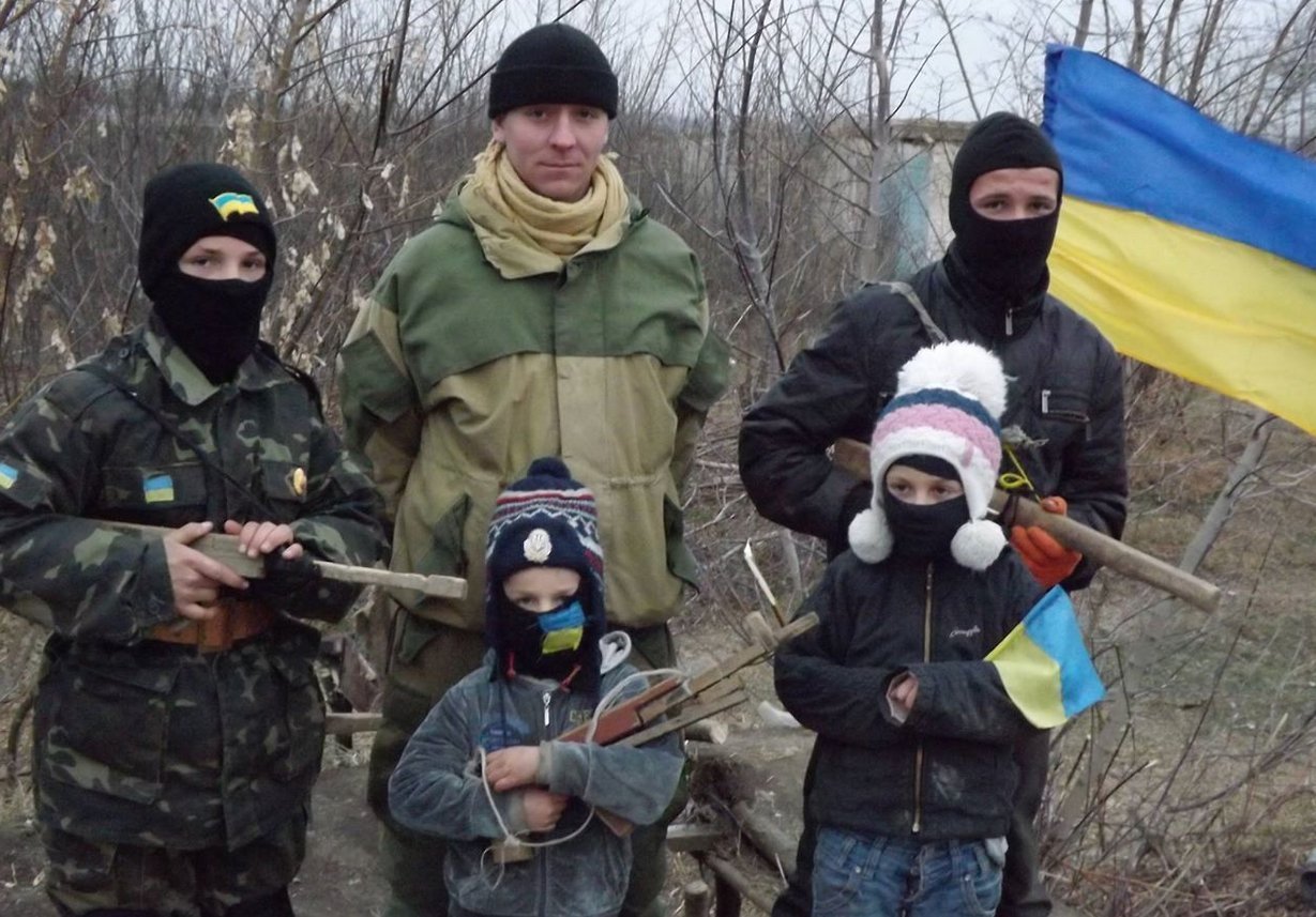 Украинские дети в балаклавах