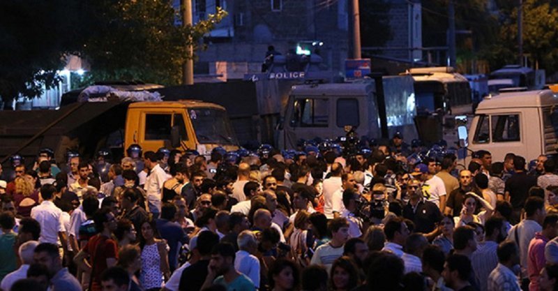 В Ереване полиция разгоняет демонстрантов свето-шумовыми гранатами