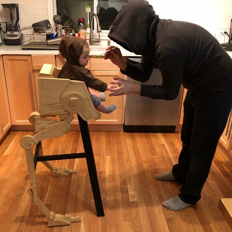 Рукастый папа делает для ребенка фантастическую мебель в стиле "Звездных войн"